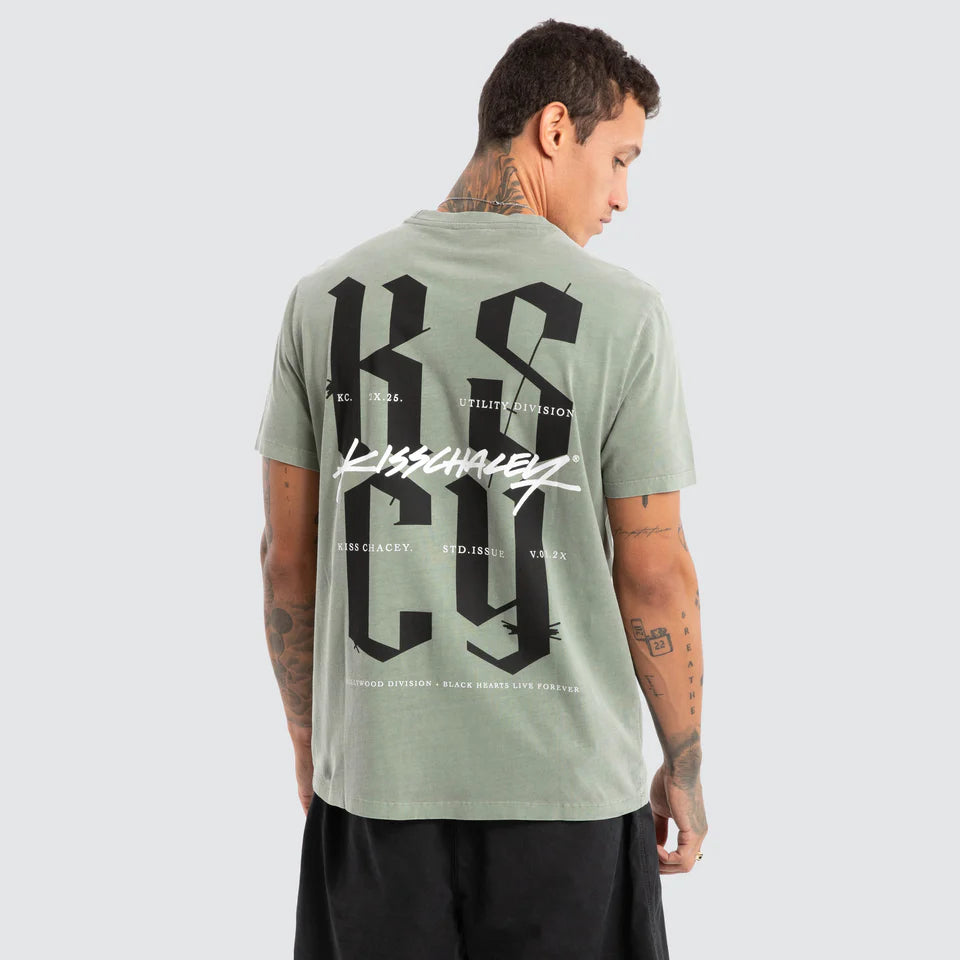 Kiss Chacey Twisted Standard Tee Pigment Shadow